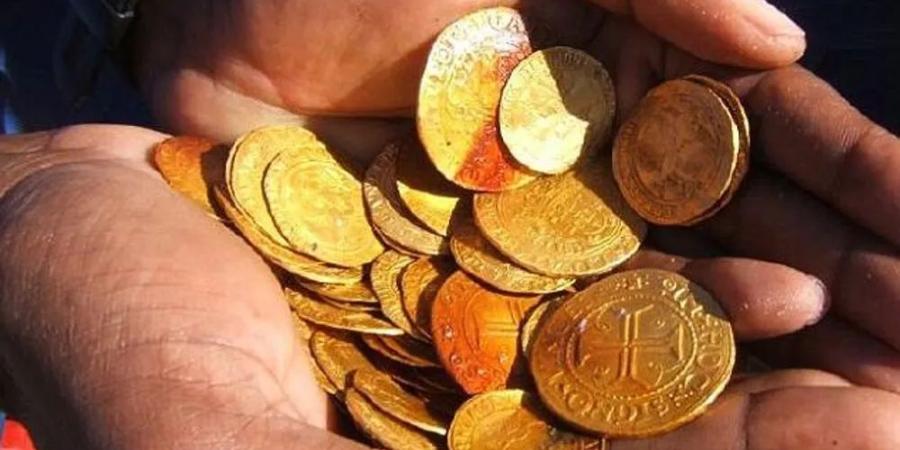 سباك يعثر على 30 كيلوغراما من العملات الذهبية